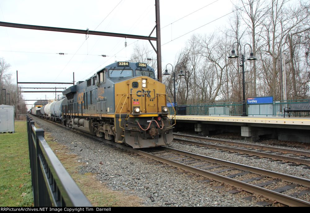 CSX 3284 leads M404